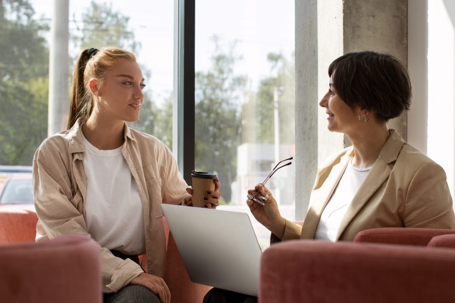 vista-lateral-mujeres-discutiendo-trabajo